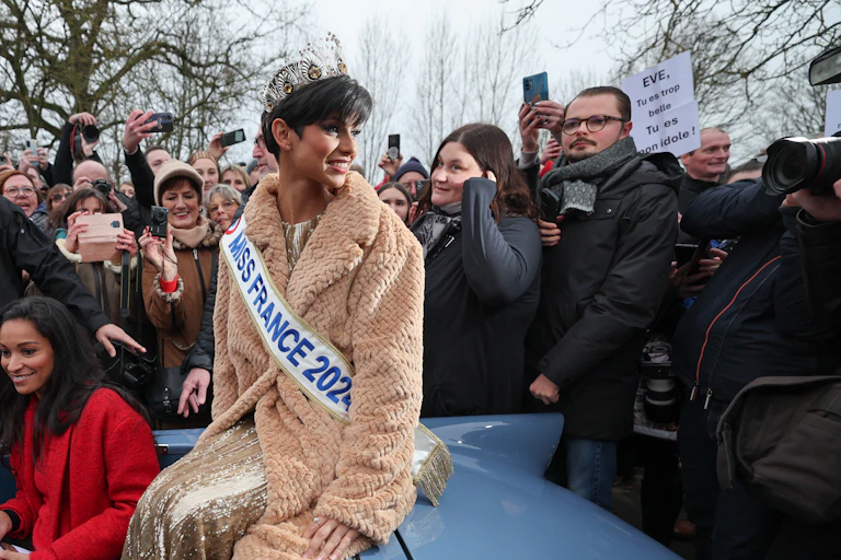Miss France 2024, Eve Gilles et la directrice de Miss France, Cindy Fabre
