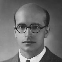 Retrato de un hombre joven, con gafas y calvo.