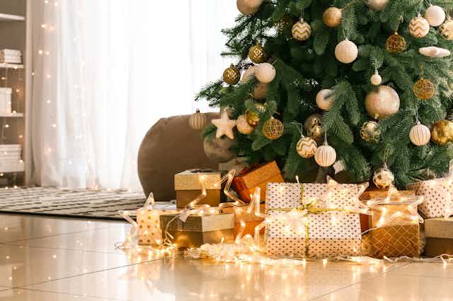 Paquetes de regalos bajo el árbol de Navidad.
