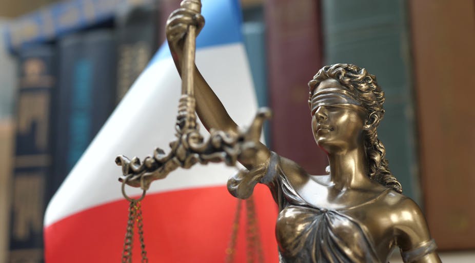 Statue de la justice les yeux bandés et drapeau français