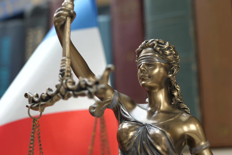 Statue de la justice les yeux bandés et drapeau français