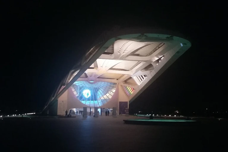 Imagem do Museu do Amanhã, de noite, iluminado.