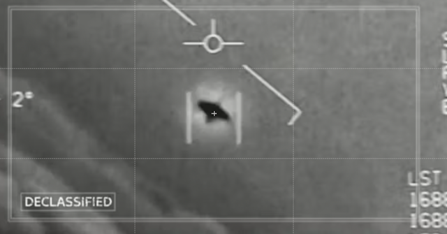 Imagem de uma filmagem mostrando Fenômenos Aéreos Não Identificados (UAP).
