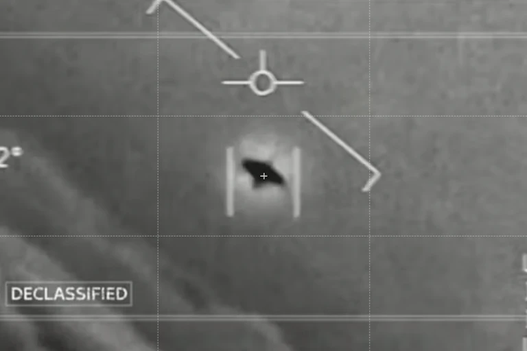 Imagem de uma filmagem mostrando Fenômenos Aéreos Não Identificados (UAP).