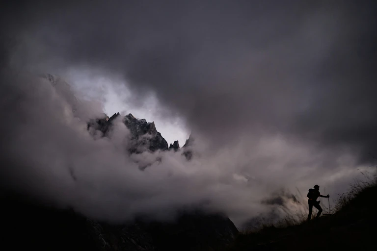 Un coureur de l'UTMB 2023 dans une brume montagnarde