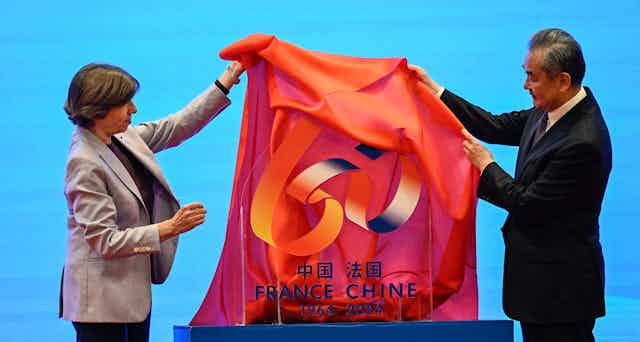 Catherine Colonna et Wang Yi  dévoilent une affiche représentant le nombre 60