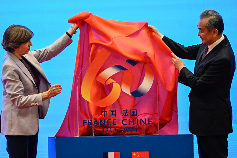 Catherine Colonna et Wang Yi dévoilent une affiche représentant le nombre 60