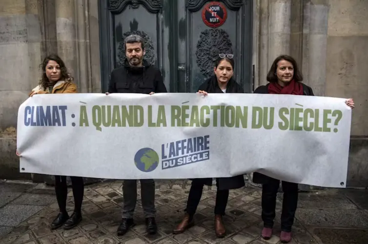 4 personnes tiennent une pancarte sur laquelle est écrit climat à quand la réaction du siècle