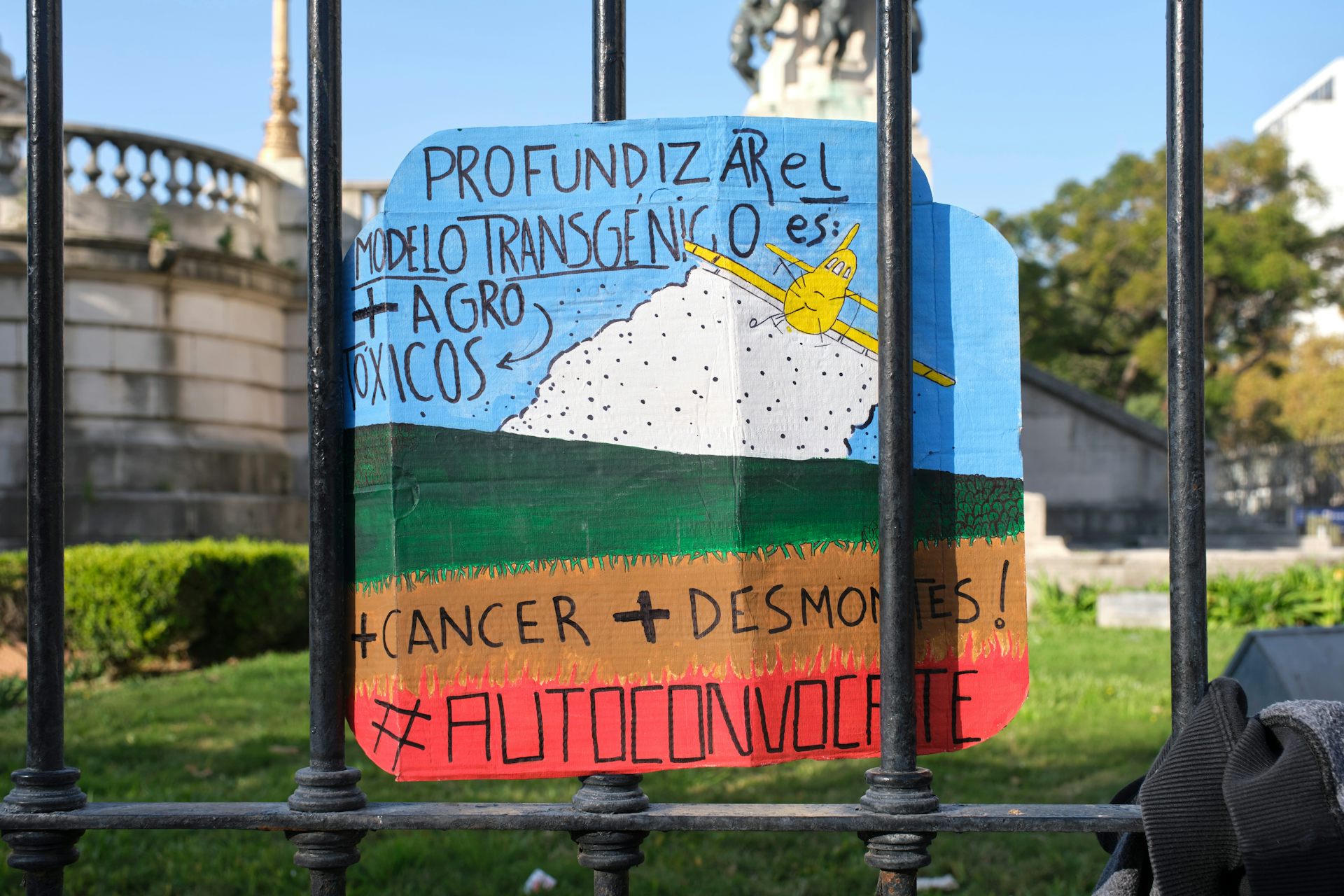 Manifestation contre l’utilisation d’OGM et d’herbicides agricoles toxiques, à Buenos Aires, Argentine ; le 21 mai 2022. On peut lire sur l’affiche « le développement du modèle transgénique signifie plus de pesticides, plus de cancer, plus de défrichement.
