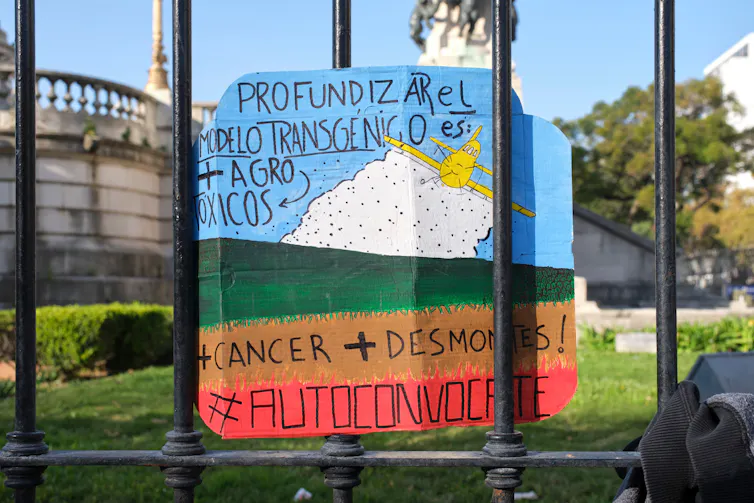 Manifestation contre l’utilisation d’OGM et d’herbicides agricoles toxiques, à Buenos Aires, Argentine ; le 21 mai 2022. On peut lire sur l’affiche « le développement du modèle transgénique signifie plus de pesticides, plus de cancer, plus de défrichement.
