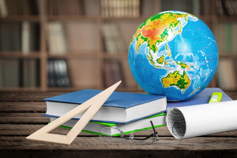 Livres et mappemonde dans une bibliothèque