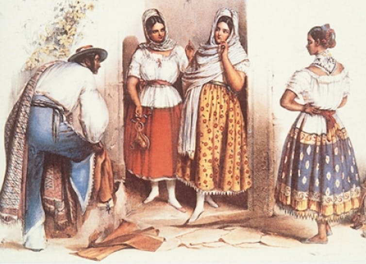 Una pintura de tres mujeres con faldas amplias y de colores brillantes paradas en la entrada, mientras un hombre se inclina hacia un lado.