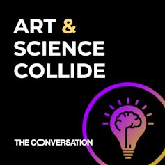 Ein quadratischer Kasten mit der Aufschrift „Art & Science Collide“ und einer Zeichnung einer Glühbirne mit ihrem Drahtfaden in Form eines Gehirns, umgeben von einem Kreis.