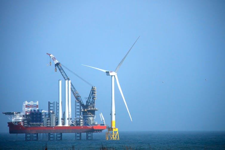 Offshore wind turbine with construction vessel