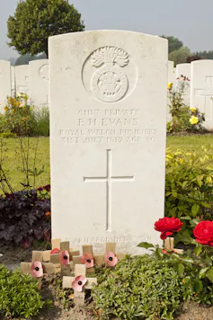 A first world war grave incribed with the words EH Evans.