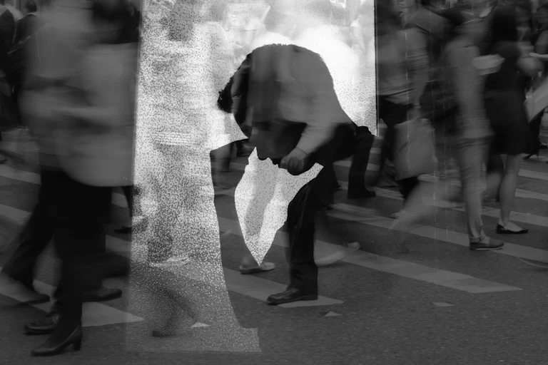 Jeune homme souffrant de dépression et d'anxiété sociale.
