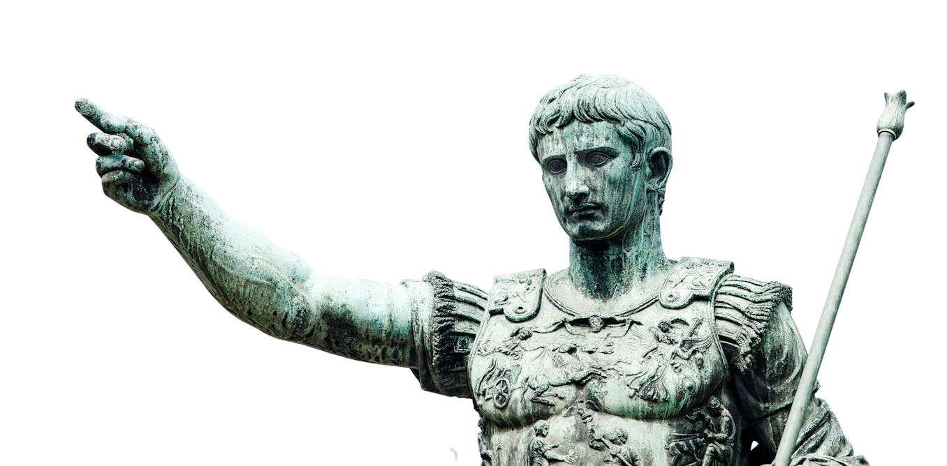 Август древний рим. Статуя Октавиана августа. Октавиан август древний Рим скульптура.