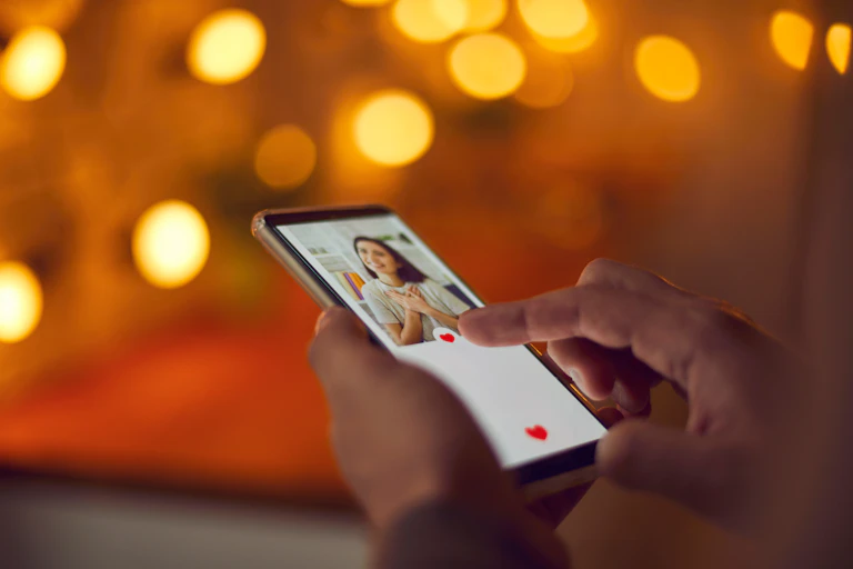 Man using online dating app.