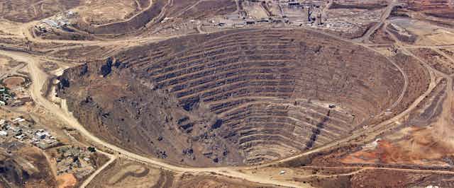Vue aérienne d'une gigantesque mine à ciel ouvert 
