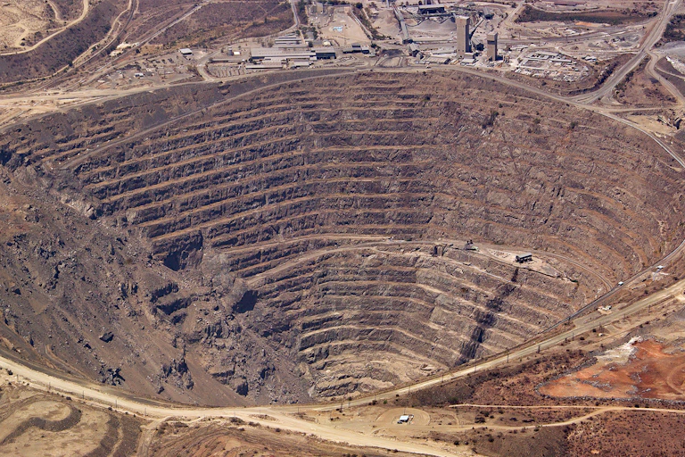 Vue aérienne d'une gigantesque mine à ciel ouvert