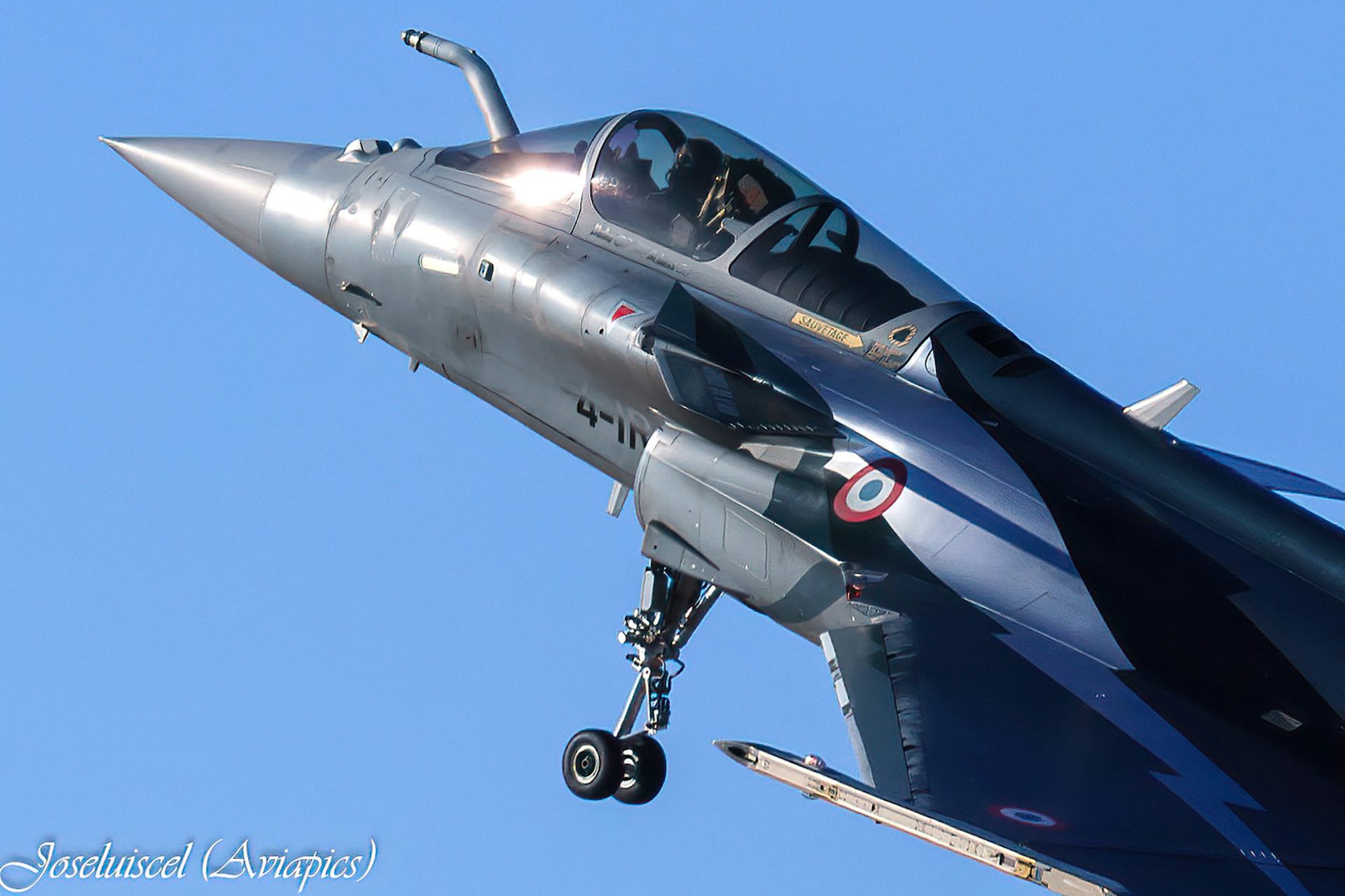 Avion militaire au décollage