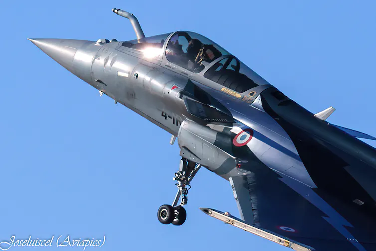 Avion militaire au décollage
