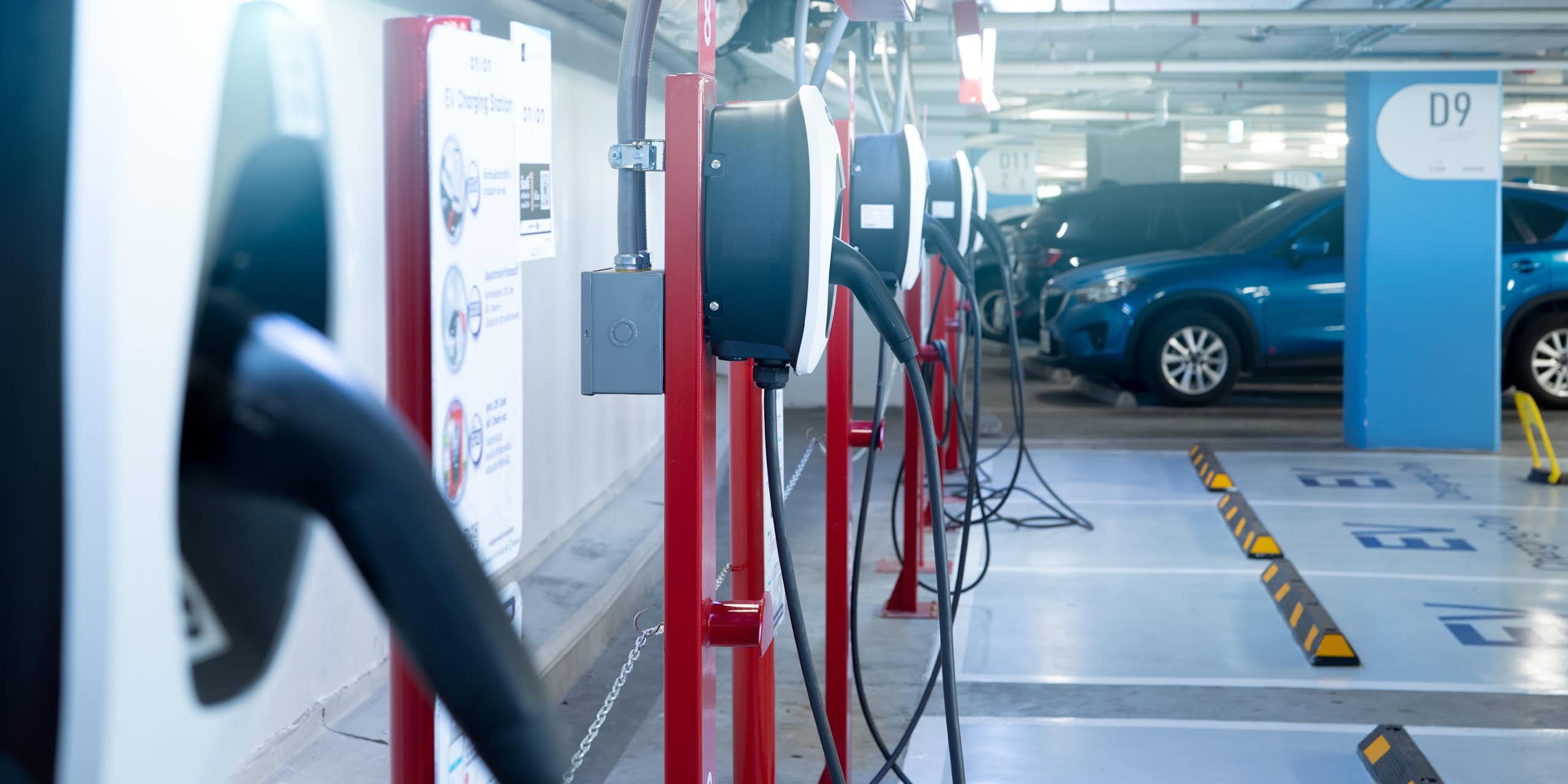 Un aparcamiento con coches y estaciones de carga