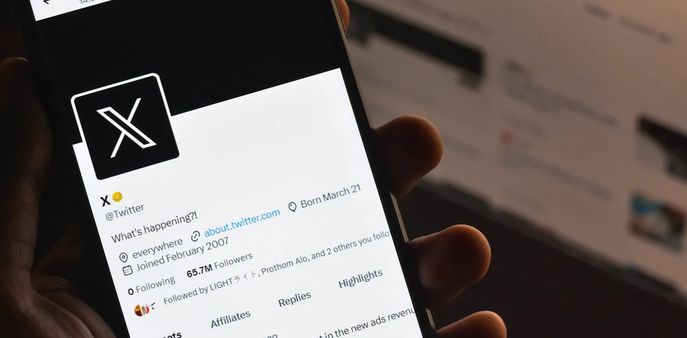 Depuis le rachat de Twitter (renommé X) par Elon Musk en 2022, de nombreux utilisateurs critiquent l'algorithme du réseau social qui mettrait en avant les messages toxiques contenant des menaces, des insultes ou de la haine. Shutterstock