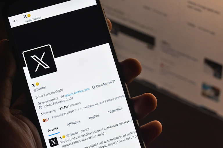 Vue du réseau social X (ex-twitter) sur un smartphone