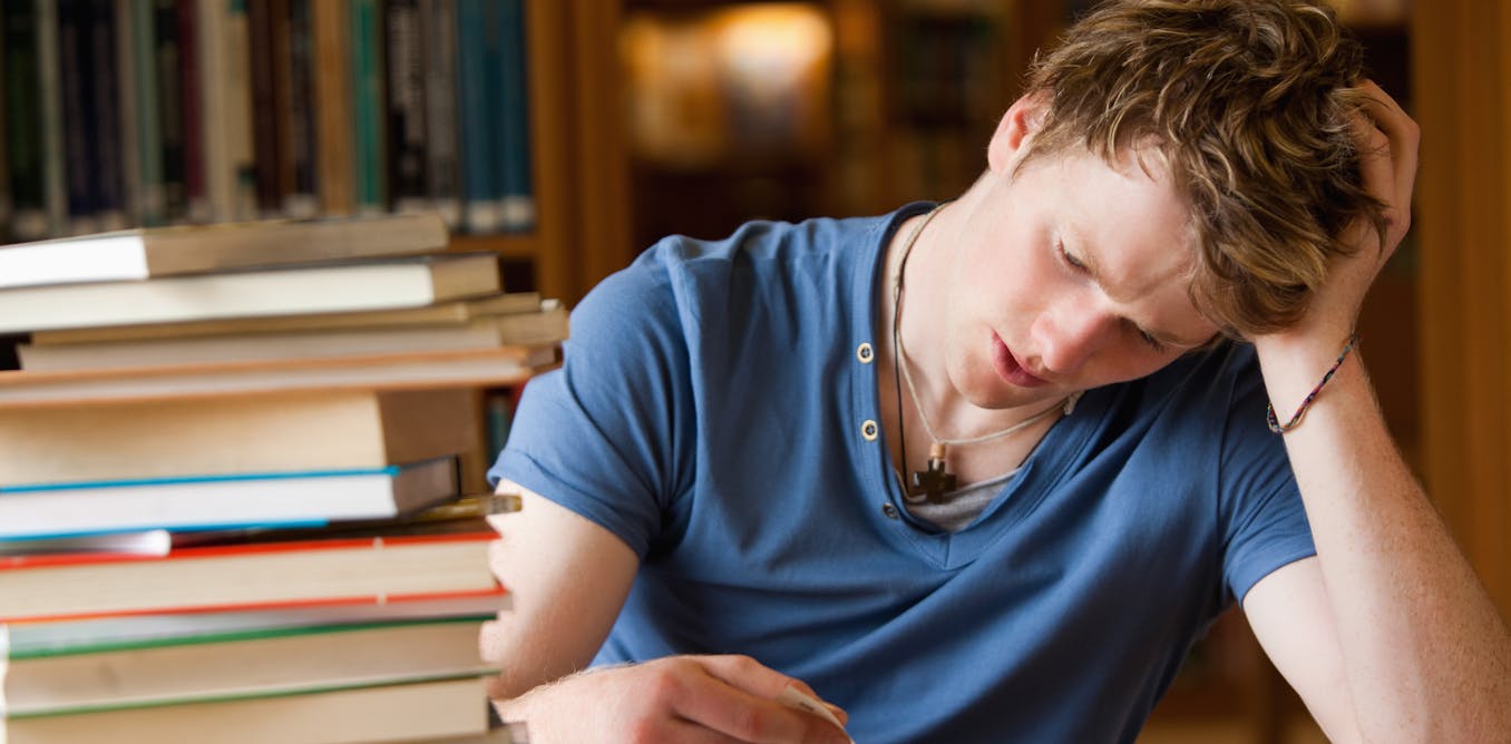 University dissertations. Подросток с книгой. Подростки учеба. Книга человек. Студент над учебниками.