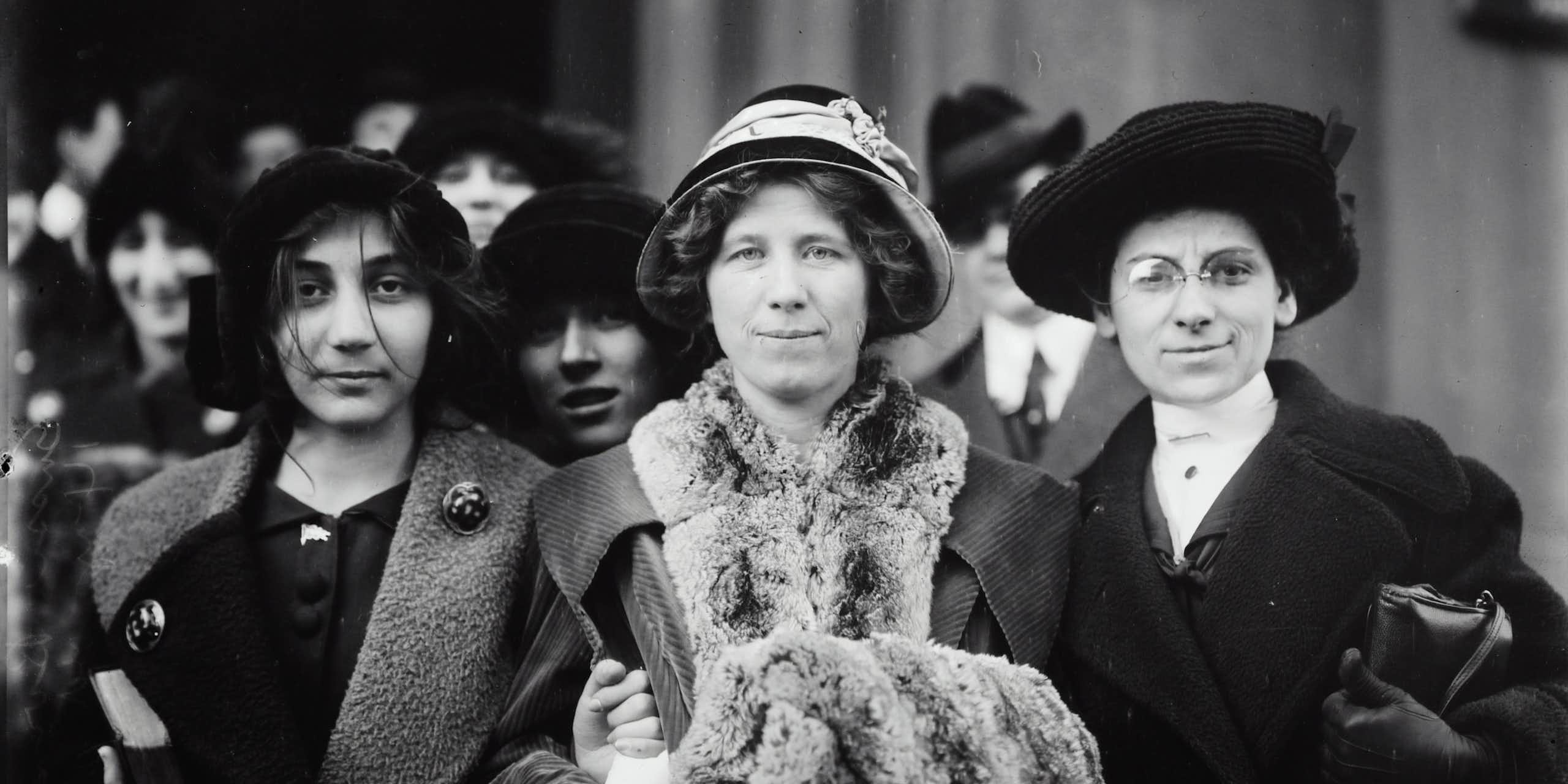 Sur cette photo, lors d'une grève des ouvrières du textile à New York en 1913, on voit de gauche à droite : une gréviste anonyme, Flora Dodge "Fola" La Follette, militante pour le droit de vote et le droit du travail et Rose Livingston, suffragette.