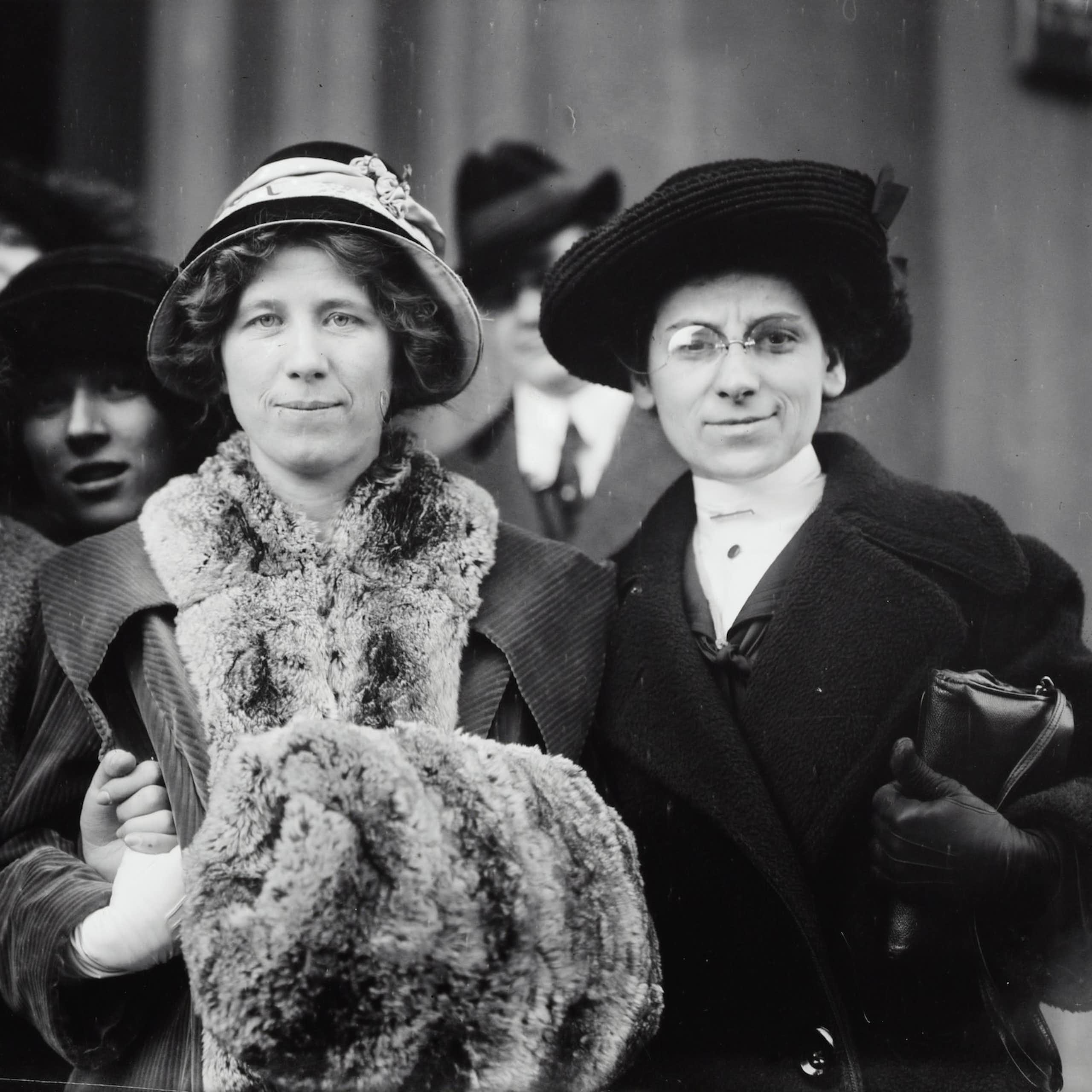 Sur cette photo, lors d'une grève des ouvrières du textile à New York en 1913, on voit de gauche à droite : une gréviste anonyme, Flora Dodge "Fola" La Follette, militante pour le droit de vote et le droit du travail et Rose Livingston, suffragette.