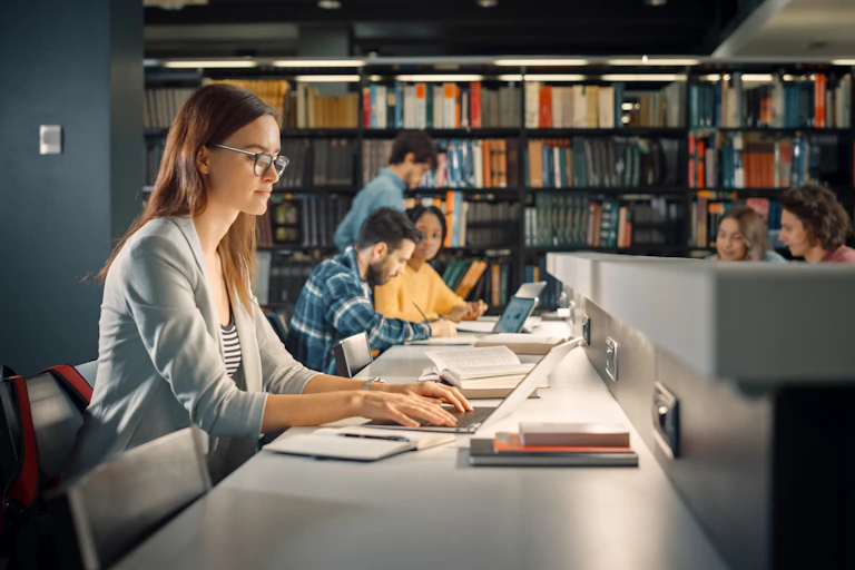 Estudiantes en una biblioteca universitaria