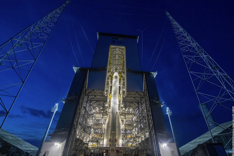 Ariane 6 sur le pas de tir au crépuscule