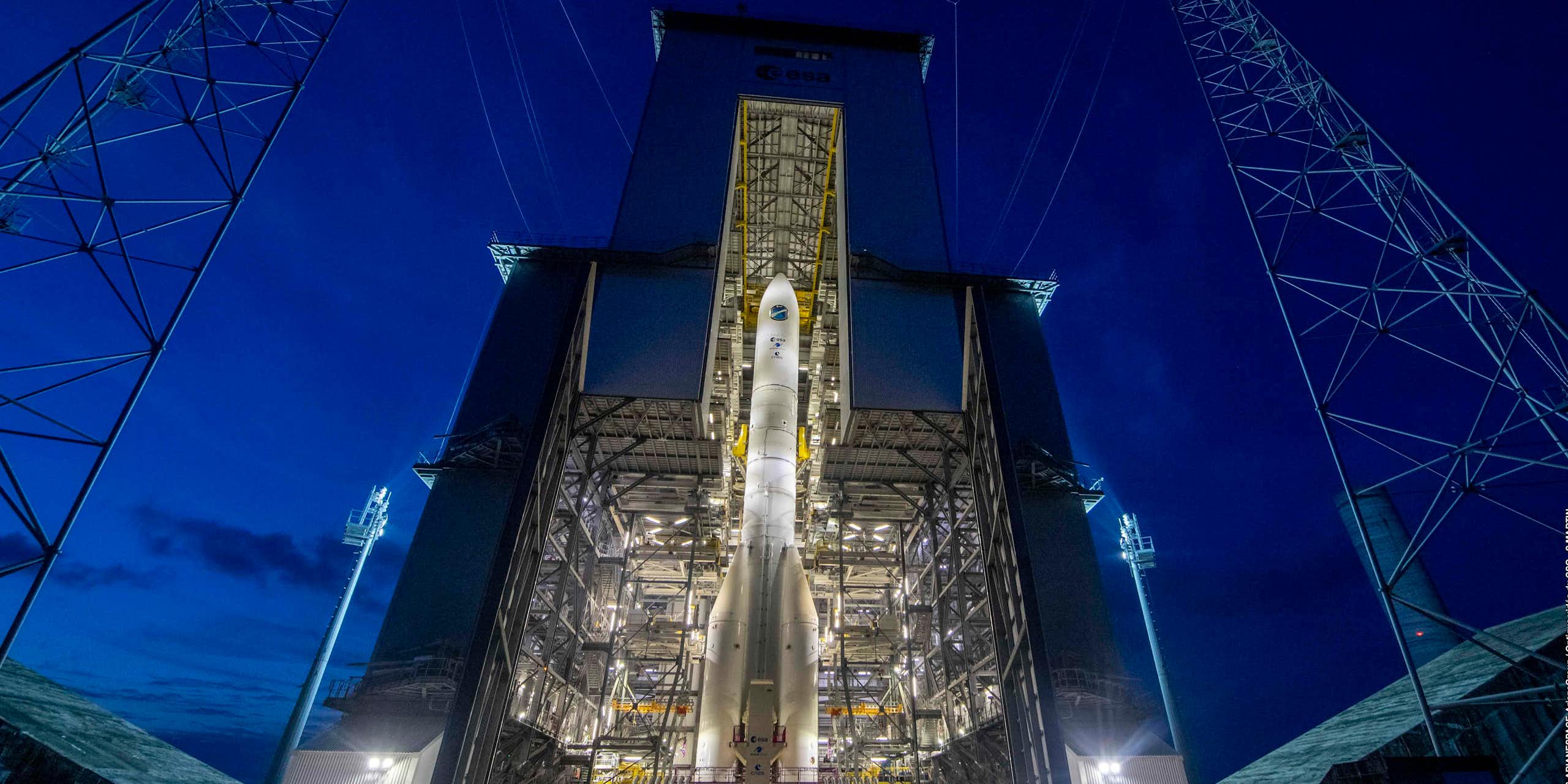 Ariane 6 sur le pas de tir au crépuscule