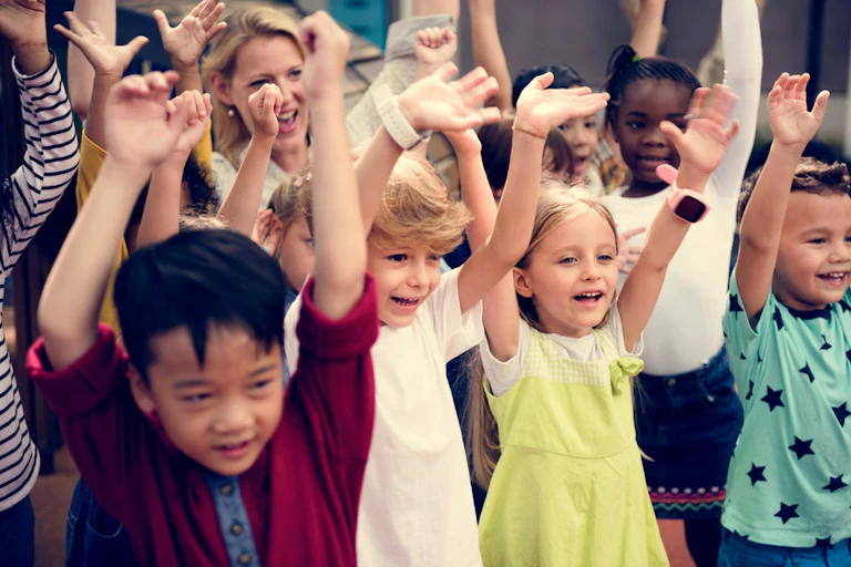 Enfants qui chantent en groupe à l'école