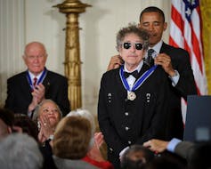 El presidente Barack Obama entrega al músico estadounidense Bob Dylan la Medalla de la Libertad, el martes 29 de mayo de 2012, durante una ceremonia en la Casa Blanca en Washington.