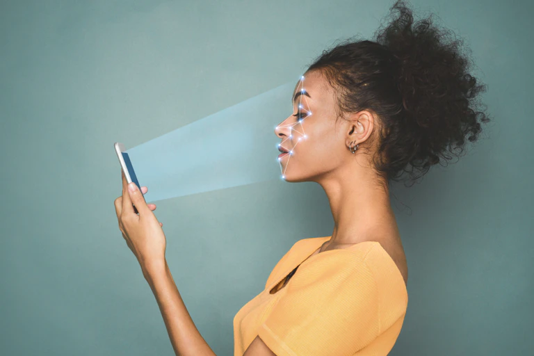 reconnaissance faciale d’un visage féminin par un smartphone