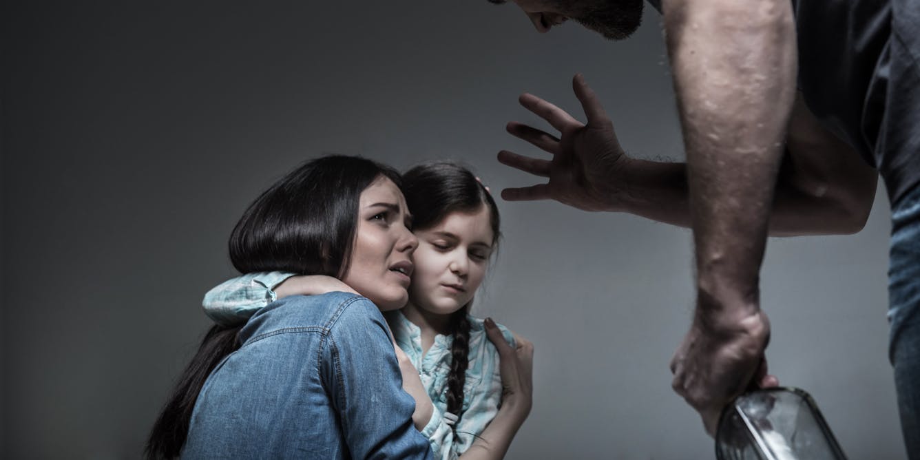 Муж унижает ребенка. Домашнее насилие в семье.