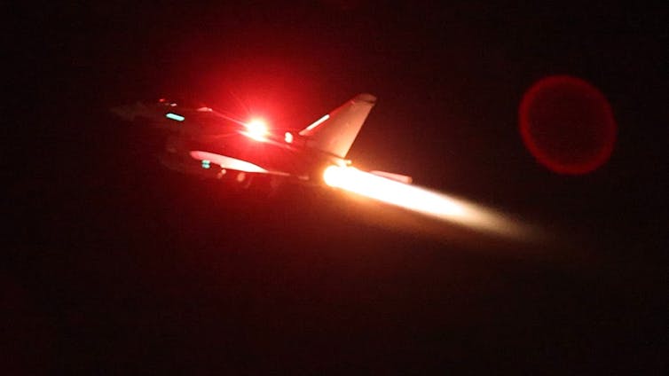 Una imagen borrosa muestra un avión por la noche.