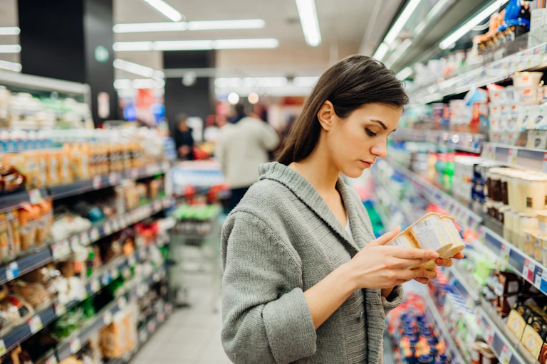 Femme faisant ses courses dans une épicerie de supermarché