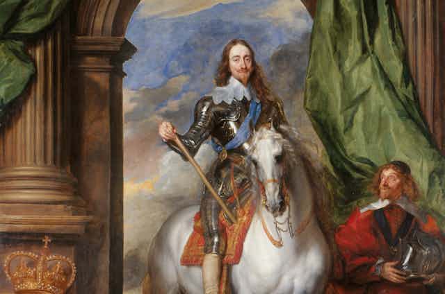 Retrato de un hombre de cara y pelo largo a caballo.