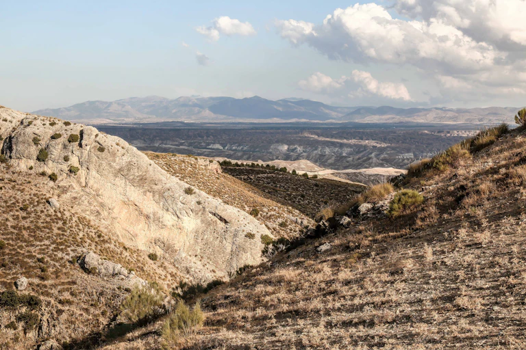 Paisaje montañoso árido.