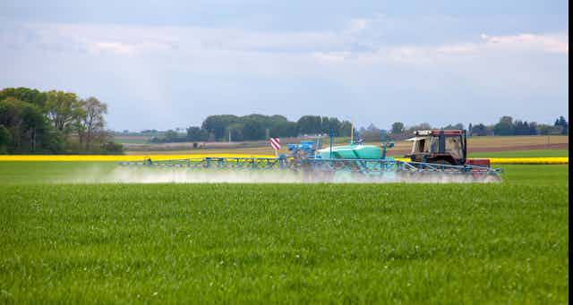Photo d’un tracteur utilisé pour épandre des produits sur un champ.