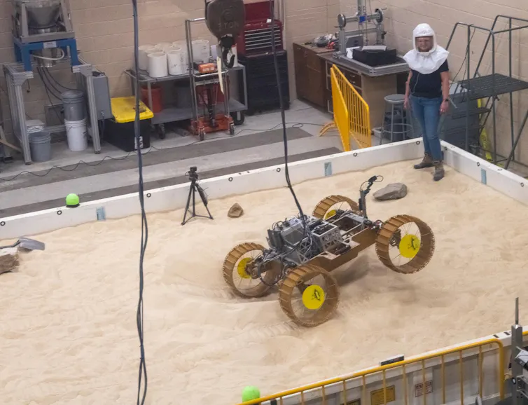 rover dans un grand bac à sable