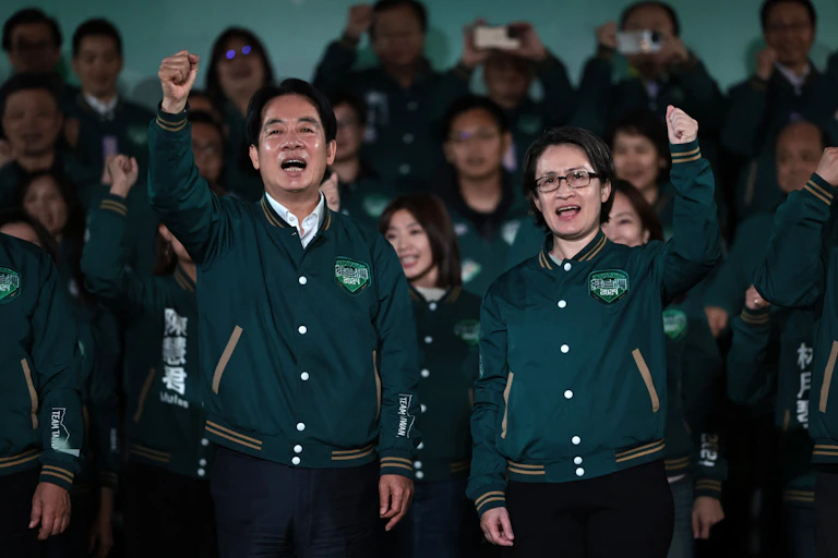 Lai Ching-te et Hsiao Bi-khim lèvent le poing lors d'un meeting
