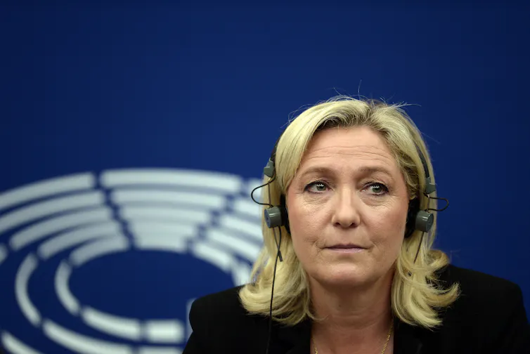 Marine Le Pen et 26 autres personnes liées au Front national sont suspectées d’avoir détourné des fonds de l’Union européenne pour rémunérer des assistants (travaillant officiellement pour des eurodéputés mais en réalité pour le parti). Leur procès aura lieu à l’automne 2024.