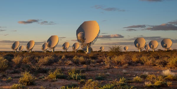 O radiotelescópio MeerKAT na África do Sul