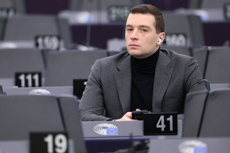 Le président du parti d’extrême droite français Rassemblement national (RN) et député européen Jordan Bardella assiste à une session plénière au Parlement européen le 16 janvier 2024 à Strasbourg.