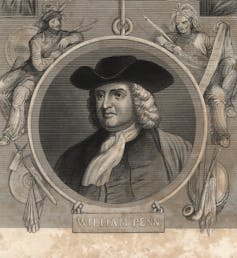 Un hombre que llevaba un gran sombrero negro;  una peluca blanca de pelo largo y ropa del siglo XVIII.
